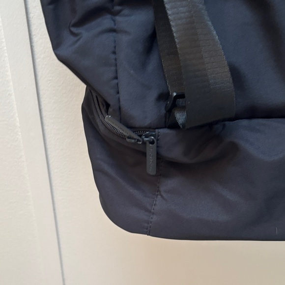 Beyond Yoga Black Convertible Drawstring Gym Bag Tote Backpack BEY-FA-042 - Picture 5 of 8